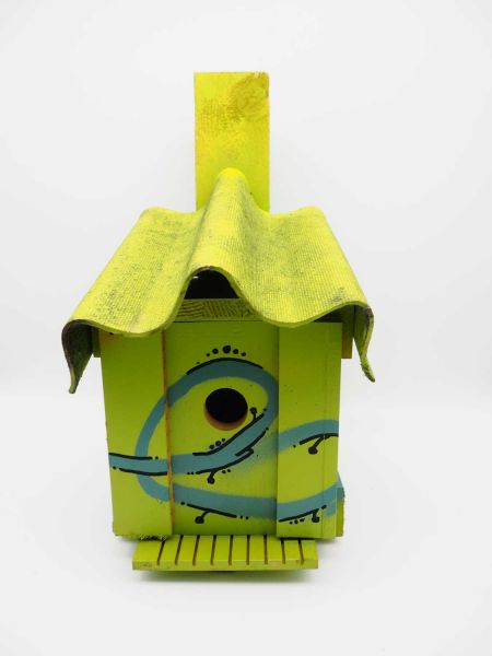Vogelhäuschen, handgefertigt, nachhaltig, Nistplatz, Vogelschutz, Save the Farm, Naturschutz, Tiere, Geschenk, Garten, Dekoration, Frühling, Sommer, Winter, Umwelt, Artenvielfalt, Lebensraum, Stuttgart, Baden-Württemberg, Deutschland